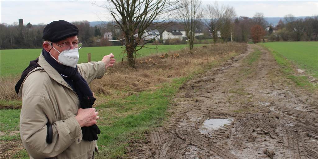 Rodungsaktion am Osthellweg: „Das geht heute nicht mehr“ Auf einer Länge von rund hundert Metern sind nur vier Bäume bei einer Rodungsaktion hängen geblieben. Dabei wurde auch der Weg zwischen den Feldern für Fußgänger unbenutzbar gemacht.