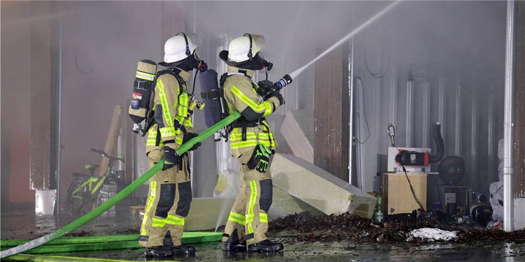 Verbot von Werkstätten nach Feuer an der Wethmarheide in Lünen Die Feuerwehr löschte am 6. Januar den Brand in den XXL-Garagen an der Wethmarheide in Lünen.