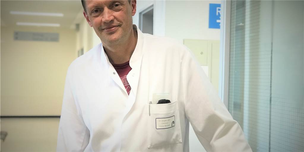 Fast nur Omikron-Fälle: Ein Viertel der Covid-Patienten im EvK geboostert Dr. Jürgen Jahn, Chefarzt am EvK, beurteilt die Corona-Lage: Omikron überwiegt inzwischen deutlich. Das sorgt aber oftmals auch für weniger schwere Verläufe.