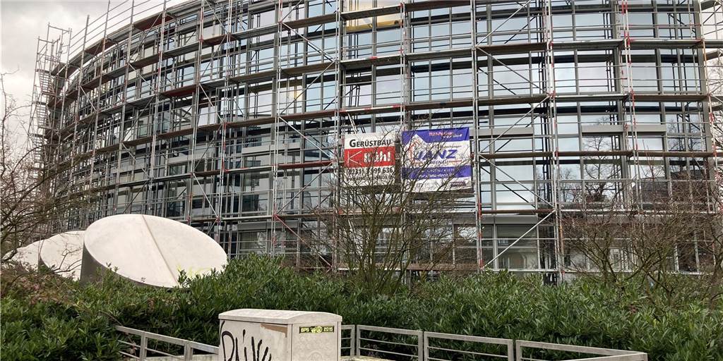Hauptstelle der Sparkasse in Lünen ist noch für Wochen eine Baustelle Das Verwaltungsgebäude der Sparkassenhauptstelle in Lünen ist in großen Teilen eingerüstet. Die Bauarbeiten werden noch einige Wochen dauern.