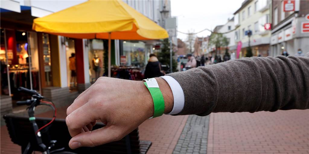 Neue Corona-Schutzverordnung: Einzelhandel ändert seine Kontrollen Ab sofort werden die farbigen Bändchen zur Kontrolle des 2G-Nachweises von Halterner Einzelhändlern nicht mehr ausgegeben.