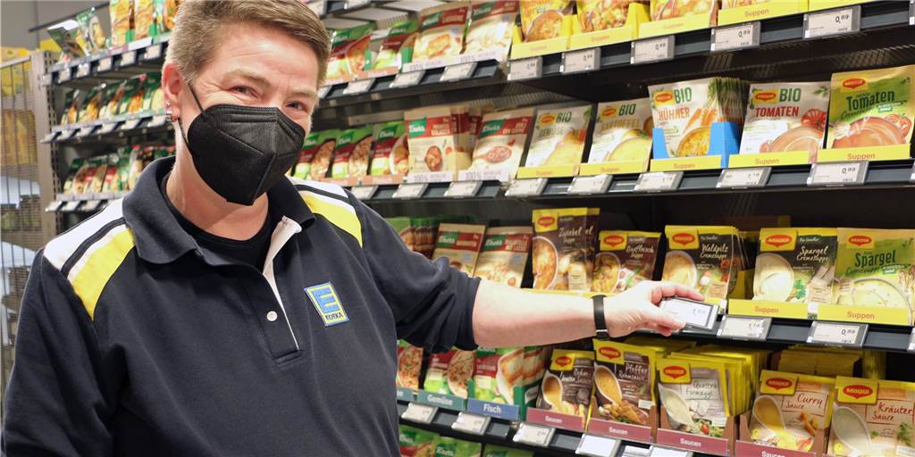 Video: 27.000 Artikel auf 1300 Quadratmetern – Anja Beyer zeigt „ihren“ neuen Edeka Neben dem Mix aus modernem Lebensmittelmarkt mit besonderen Dimensionen und bekanntem Flair freut sich Marktleiterin Anja Beyer auch auf einige Neuerungen. So profitieren Kunden wie Mitarbeiter gleichsam von den digitalen Preisetiketten an den Regalen. Ab dem 17. Februar können sich die Kunden davon überzeugen.