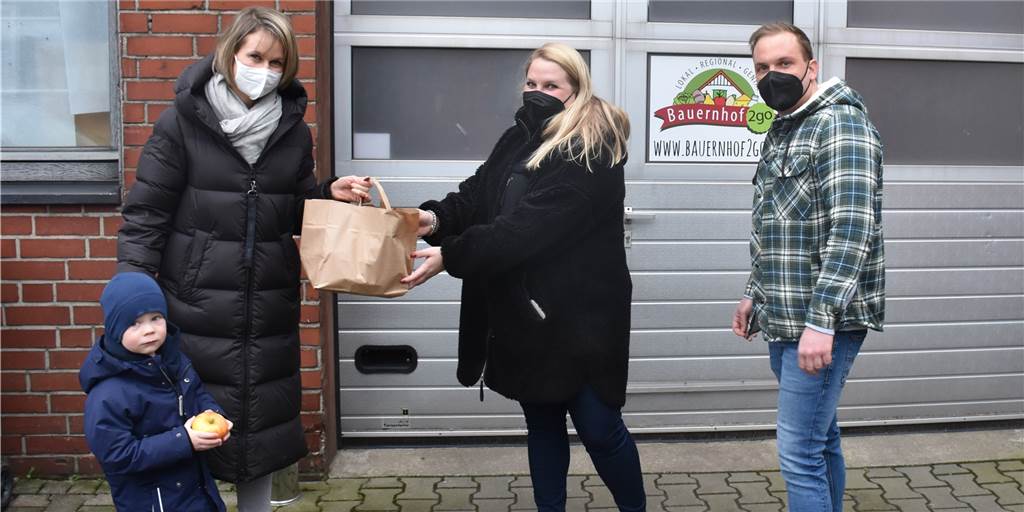 Lebensmittel per App retten - Nur drei Lüner Unternehmen machen mit Kathrin Pietsch und ihr Sohn Lenni retten eine Papiertüte voll mit Lebensmitteln von Sonja Talke und Marcel Schmeißer vom Bauernhof2go.