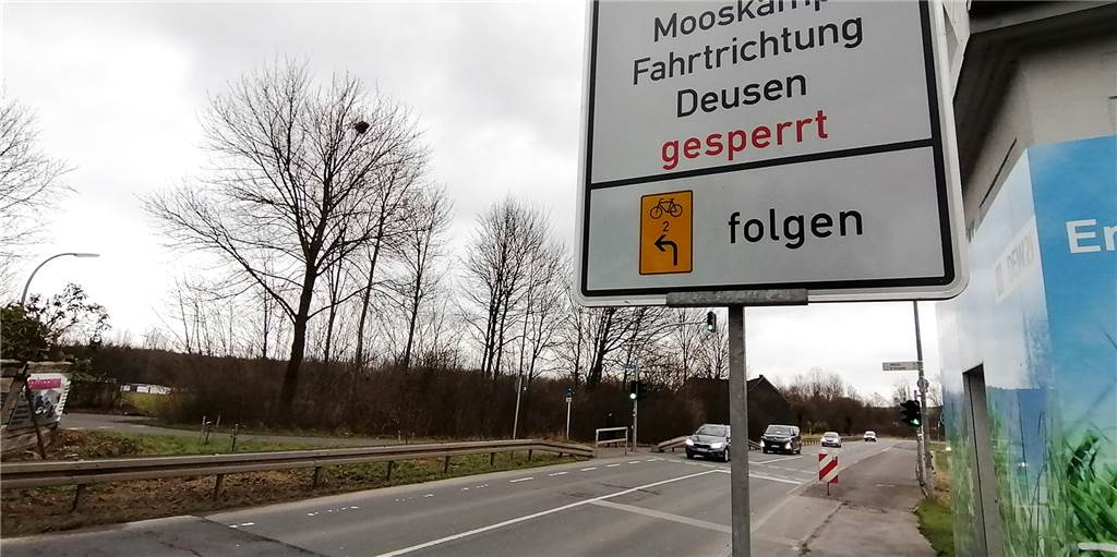 Umleitungen führen Radfahrer im Dortmunder Westen in die Irre Wegen des gesperrten Mooskamps lenkt ein Umleitungsschild Radfahrer von der Bodelschwingher auf die Mengeder Straße.