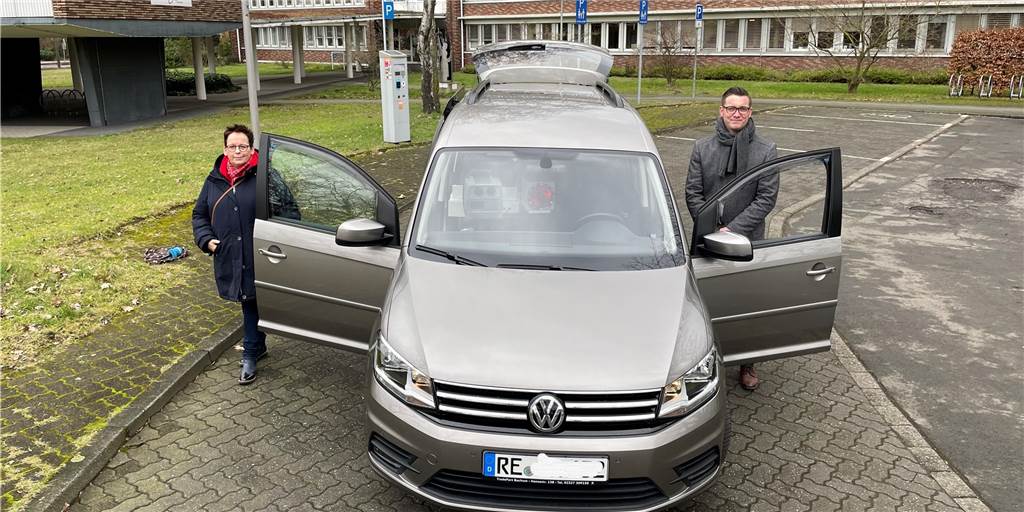 Der neue „Super-Blitzer“ auf Dorstens Straßen hat es in sich (mit Video) Ordnungsamtsleiter Christoph Fortmann und Fahrerin Sabina Radau freuen sich über den neuen „Super-Blitzer", der ab März an Dorstens Straßen die Geschwindigkeit misst.