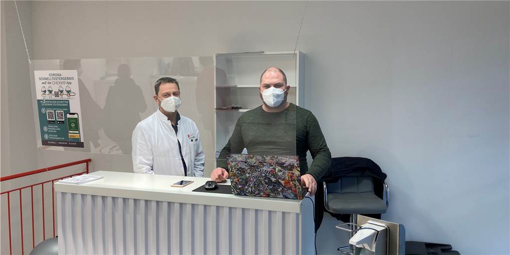 Neue Teststelle in Selm-Bork dankend angenommen - nicht nur von Schülern Apotheker Torsten Hackenberg und Patrick Berns von der Starke Pharma GmbH betrieben gemeinsam die Corona-Teststelle in Selm Bork.