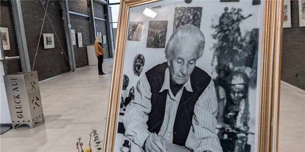 Tisa-Archiv in Dorsten öffnet mit Dreier-Ausstellung seine Türen Ein Foto-Porträt der Künstlerin und Ordensfrau Tisa von der Schulenburg (Schwester Paula) begrüßt die Besucher am Eingang der Ausstellung.
