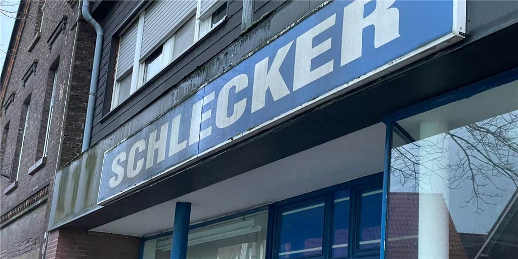 Zehn Jahre nach Schlecker-Aus: Was ist aus Selmer Filialen geworden? Das Schlecker-Schild in Bork hängt auch zehn Jahre nach der Schließung aller Filialen der Drogeriekette immer noch.