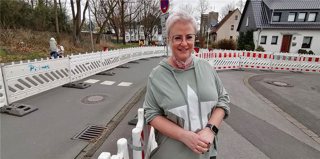 Friseurmeisterin ärgert sich über eine Baustelle, auf der niemand baut Friseurmeisterin Antje Parlak stört die Baustelle vor ihrem Salon nicht. Sie ärgert sich aber darüber, dass mehr als eine Woche nicht mit den Arbeiten begonnen wurde.