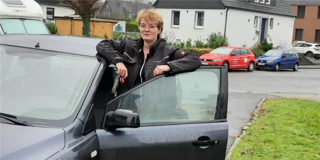 Die Dortmunder Bianca Zimmer (24) ist als Auszubildende auf das Auto angewiesen. Die hohen Spritpreise machen ihr wie vielen Menschen in Dortmund aktuell zu schaffen.