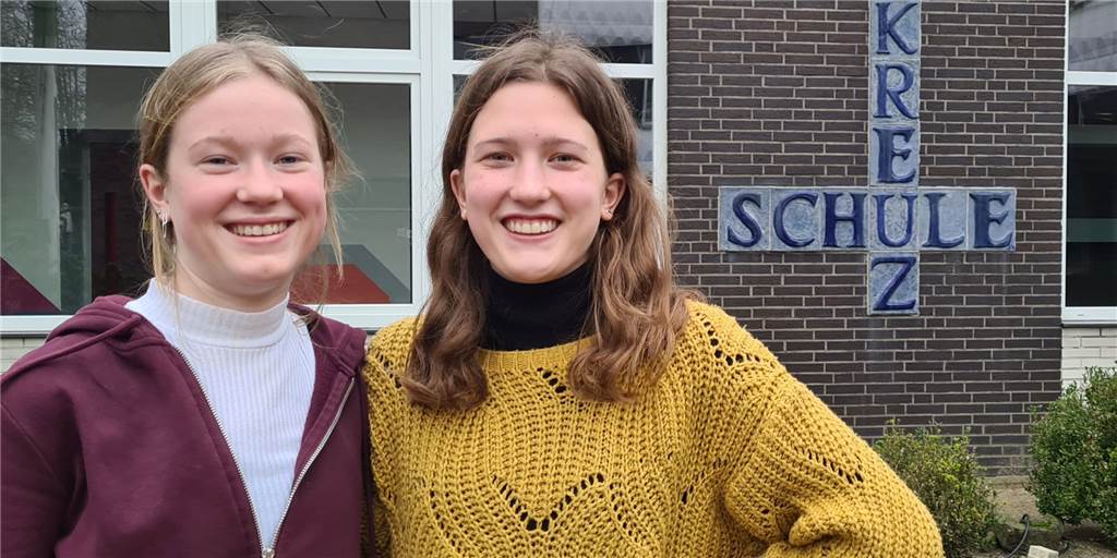Schülerinnen verteidigen Kreuzschule: „Hier stehen uns alle Wege offen“ Jolina Wichert (l.) und Leesha Feldhausen brechen eine Lanze für die Kreuzschule.