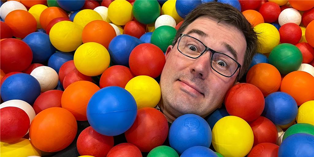 Google? Lächerlich! Nur der Janosch-Kalender kann unsere Familie retten Autor Thomas Raulf ist aus der Bällebadphase schon lange ‘raus, aber seine Familie ist immer noch ein bisschen so: bunt und wuselig und vor allem toll - papatastisch eben.