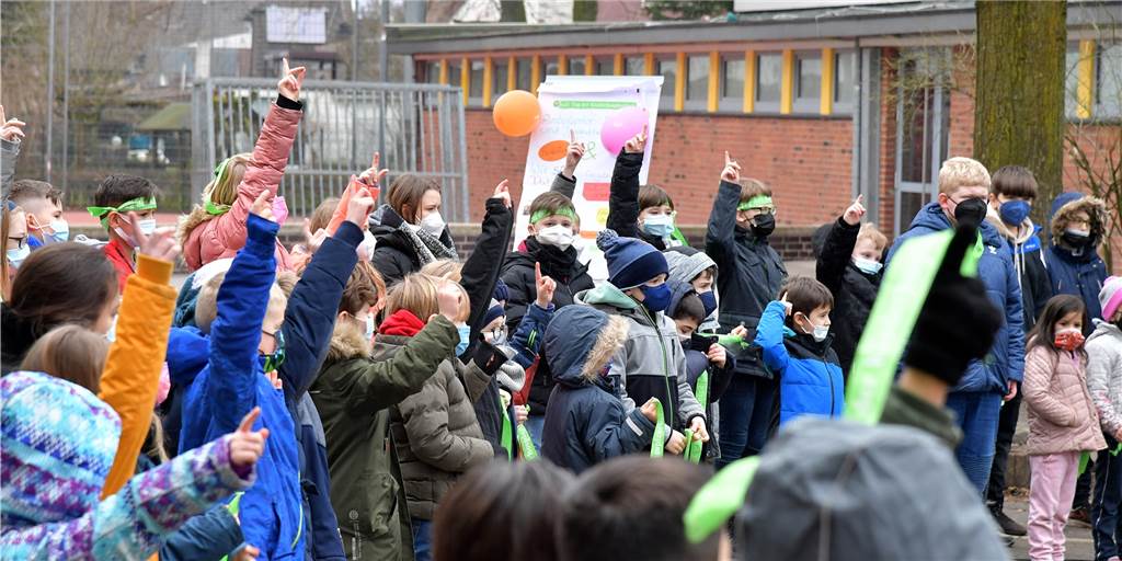 Viele Fotos: Lünens Kindergärten ließen grünes Flatterband flattern Traditionelle Aktion zum Tag der Kinderhospizarbeit: Schülerinnen und Schüler der Gottfriedschule in Wethmar ließen grüne Bänder flattern.