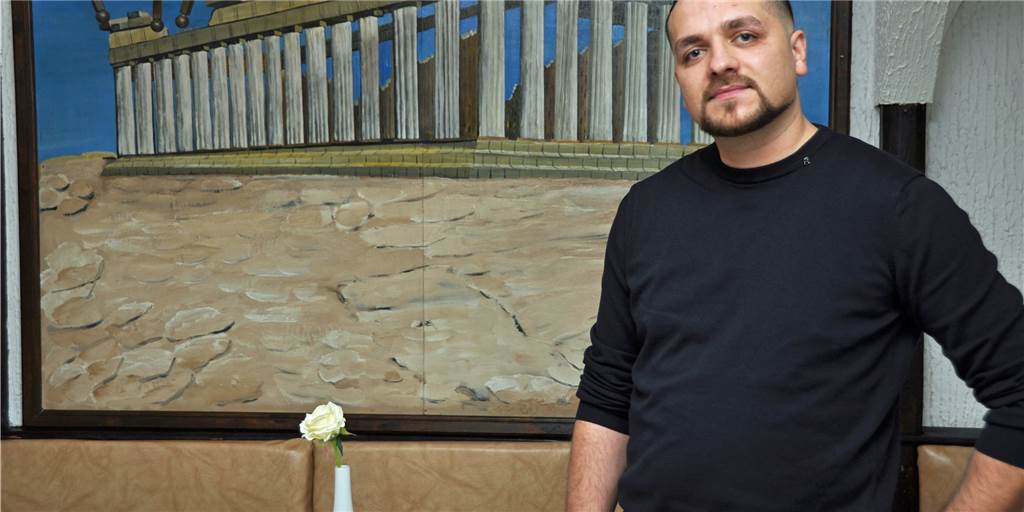 Akropolis-Chef bietet jetzt Lieferservice: „Will wieder durchatmen können“ Der neue Wirt des Restaurants Akropolis, Emrison Krasniqi (31), bietet jetzt auch Lieferservice an.