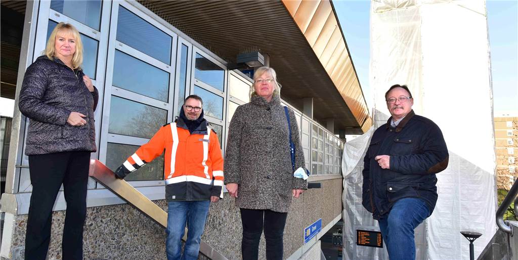 Gute Nachrichten für Dortmunder Bahnfahrer: Wichtiger Aufzug bald saniert Austausch vor Ort an der Haltestelle „Scharnhorst Zentrum“ (v.l.): Petra Schmidt, Kreisvorsitzende SoVD Dortmund, Michael Diekhans, Leiter Verkehrsinfrastruktur bei DSW21, Andrea Ivo, stellvertretende Bezirksbürgermeisterin in Scharnhorst, und SPD-Ratsvertreter Rüdiger Schmidt.