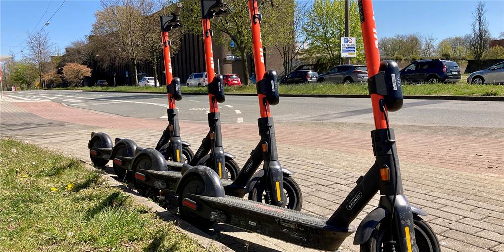 E-Scooter in Castrop-Rauxel: Partei will feste Regeln und eine Roller-Gebühr So ordentlich aufgestellt hat man E-Scooter in Castrop-Rauxel selten gesehen. Deshalb gab es viel Krtitik an deren Einsatz. Für einen möglichen neuen Betreiber solcher Elektroroller möchte die CDU nun klare Regeln festschreiben lassen.