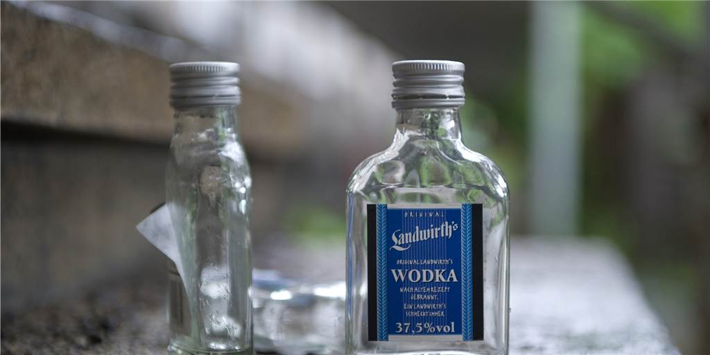 Wodka ist ein Getränk mit einem hochprozentigem Gehalt an Alkohol. Eine erhöhte Zufuhr davon  kann dazu führen, dass Menschen sich schnell betrunken fühlen und Dinge tun, die sie kaum oder gar nicht beherrschen können. (Symbolbild)