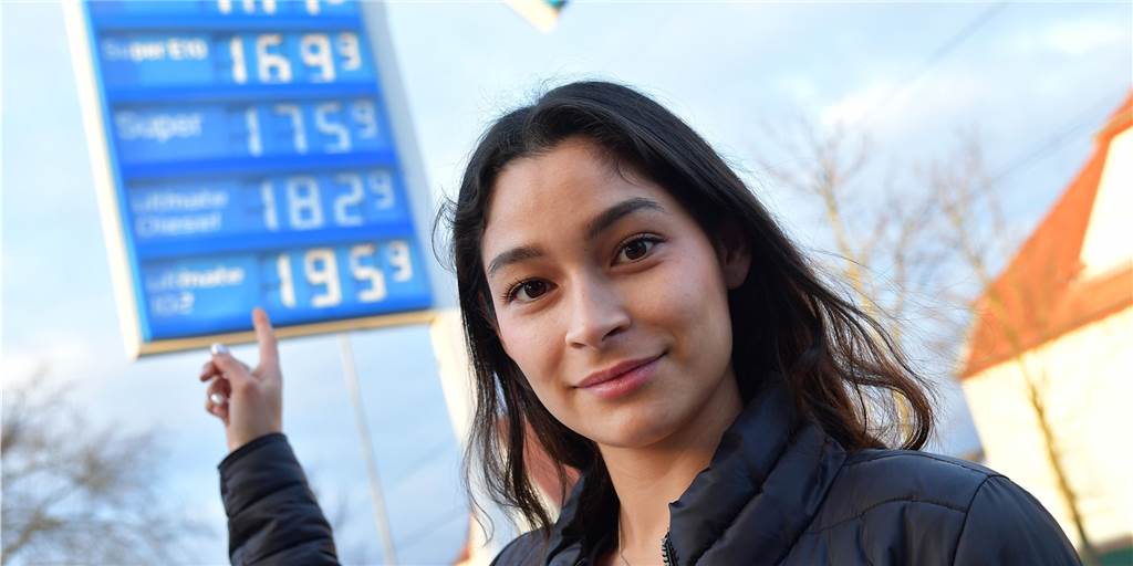 Auszubildende (25) leidet: „Freunde treffen ist ein Luxus, den ich nicht stemmen kann“ 45 Kilometer fährt Heike Heinecke aus Lünen-Brambauer nach Hagen zu ihrem Arbeitsplatz. Die hohen Spritpreise machen der Auszubildenden sehr zu schaffen.