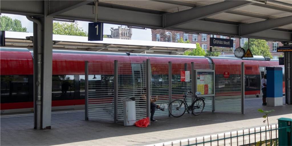 Schmuggel: Drogensüchtiger (49) schafft seit 25 Jahren den Absprung nicht Am Bahnhof in Gronau hatten Zollfahnder den Mann das erste Mal gestellt. Da hatte er knapp 200 Gramm Drogen im Rucksack bei sich. Vor Gericht stand deswegen erst der Vorwurf des unerlaubten Handels im Raum. Der bestätigte sich nicht: Der 49-Jährige nimmt seit 25 Jahren Drogen. Die geschmuggelten Amphetamine waren für den Eigenbedarf bestimmt.