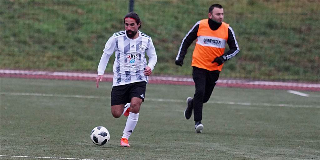 Rot nach Notbremse: VfK Weddinghofen verliert in Hamm auch einen Spieler Weddinghofens Deniz Kahraman (links) visierte im Match beim BV 09 Hamm nach zehn Minuten nur die Latte an.