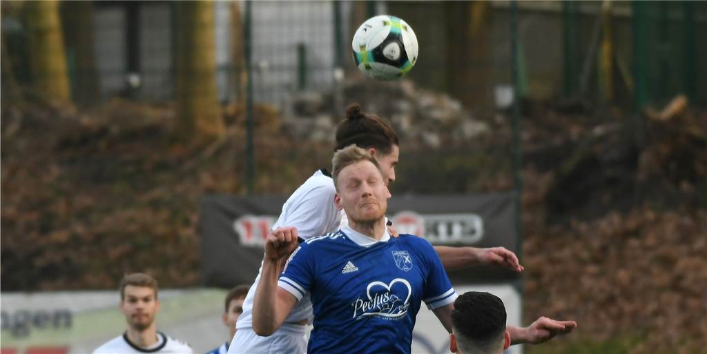 Zwei Platzverweise: Wacker Obercastrop schlägt Westfalia Wickede in einem hitzigen Spiel Wacker Obercastrop (blau) gewann ein umkämpftes Spiel gegen Wickede.