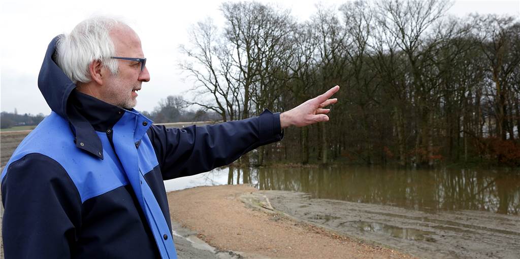 Mit Video: „Wir haben hier den Mercedes unter den Deichen gebaut“ Erstmals hat sich im Februar die neue Aue im Baubereich Nord II des Lippedeiches mit Wasser gefüllt, erläutert Gerhard Formanowitz, Projektleiter des HaLiMa-Deichbaus.