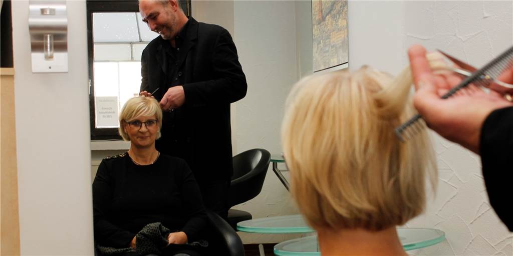 Inflation, Mindestlohn, Energiekosten: Friseur kündigt höhere Preise an Björn Barthold ist Obermeister der Friseurinnung Unna und betreibt selbst zwei Frisörsalons in Fröndenberg.