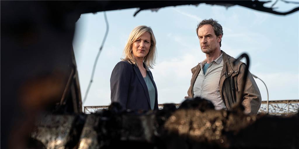 Dortmund-Tatort unbedingt einschalten: Das Horror-Ende ist ein Kracher Rosa Herzog ist verschwunden. Martina Bönisch (Anna Schudt) und Peter Faber (Jörg Hartmann) betrachten das ausgebrannte Auto, das ihr gehört.