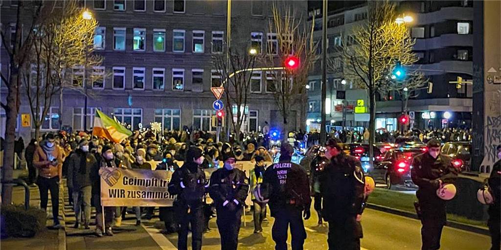 Demo gegen Corona-Impfpflicht in Dortmund – Gegenprotest im Kreuzviertel Demo gegen Corona-Impfpflicht in Dortmund – Gegenprotest im Kreuzviertel