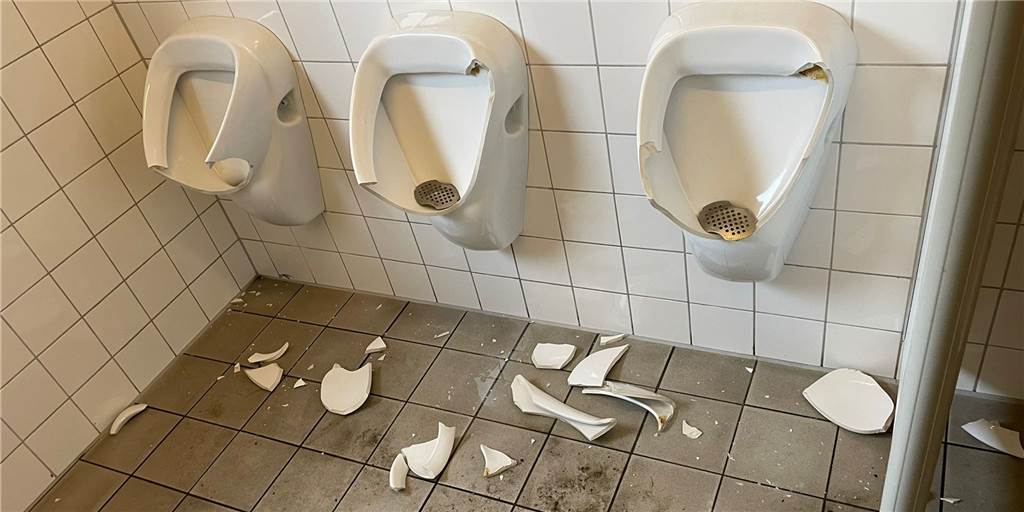 Zerstörungswut in Glückauf-Kampfbahn: Toilettenhäuschen auseinander genommen An der Glückauf-Kampfbahn trieben Vandalen ihr Unwesen.