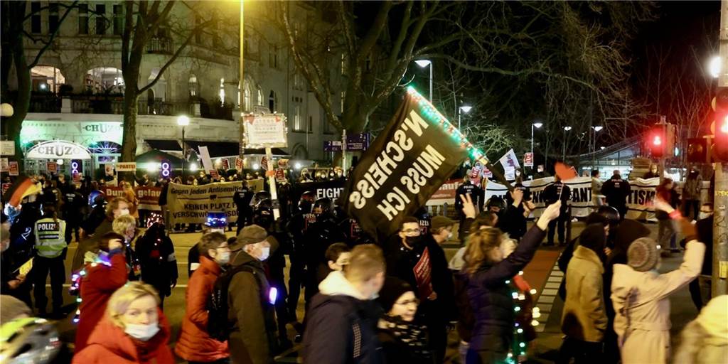 Impfgegner-Demo fast drei Stunden lang in großer Schleife durch Dortmund Die Gegner der Corona-Regeln sind unter anderem über Rheinische Straße und Möllerstraße gezogen.