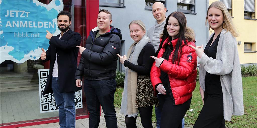 Vom Erzieher zum Juristen: Schüler ergreifen Chancen am Berufskolleg Haben auf dem Hans-Böckler Berufskolleg neue Berufs- und Lebensperspektiven gefunden, vorn, v.l.: Atakan Sümbül. Benedikt Marquart, Katrin Fehlauer, Chiara Hütter und Lena Bludau. Darüber freut sich auch Dependance-Leiter Matthias Bomba.