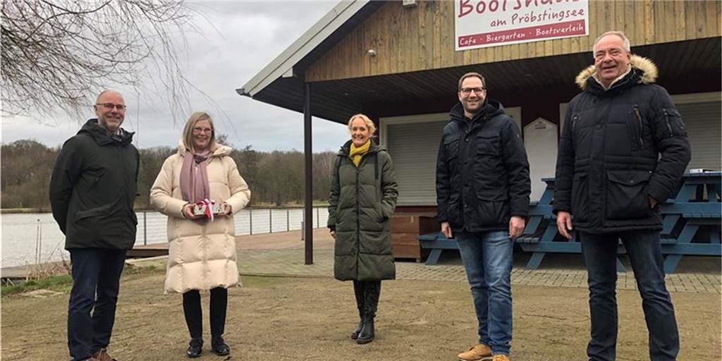 Willi Meyerink sieht viel Potenzial für Bootshaus am Pröbstingsee Borken Das bisherige Betreiber-Ehepaar Manfred Merz und Hildegard Merz-Averbeck (von links) mit den neuen Eigentümern Willi Meyerink (rechts) und seinem Sohn Michael Meyerink sowie Bürgermeisterin Mechtild Schulze Hessing.