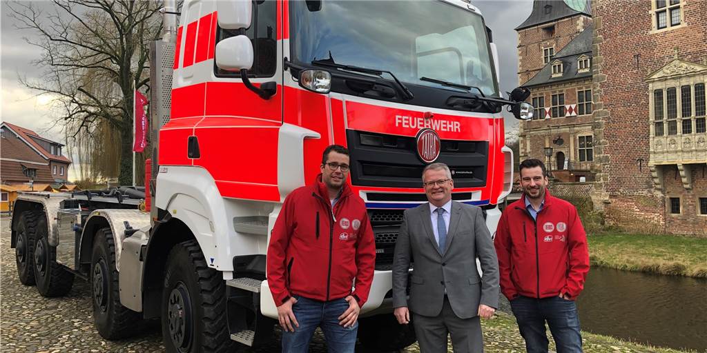 Technik aus Raesfeld und Dorsten hilft bei Waldbränden (mit Video) Bürgermeister Martin Tesing (M.) besuchte die Brüder Maik (l.) und Lars Friedrich bei der Übergabe von Feuerwehr-Trucks an die Feuerwehr Brandenburgs.
