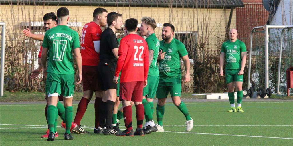 SuS Oberaden feiert den Derby-Sieg, aber: „Ich wurde bespuckt“ Rudelbildung beim Bergkamener Derby: Der SuS Oberaden setzte sich schließlich beim FC TuRa mit 3:0 durch.
