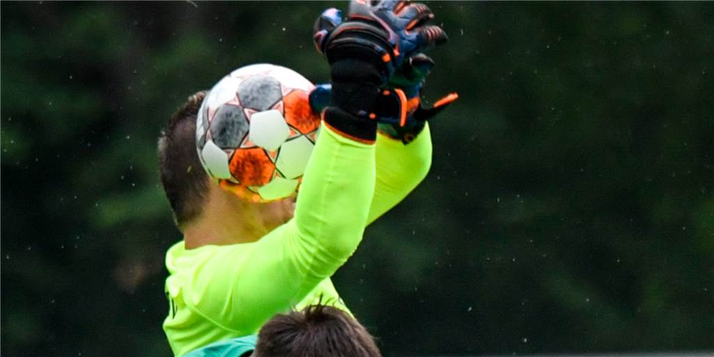 Kreisligist gleicht wegen einer umstrittenen Schwalbe des Torwarts in der Nachspielzeit 0:2 aus Kreisligist gleicht wegen einer umstrittenen Schwalbe des Torwarts in der Nachspielzeit 0:2 aus