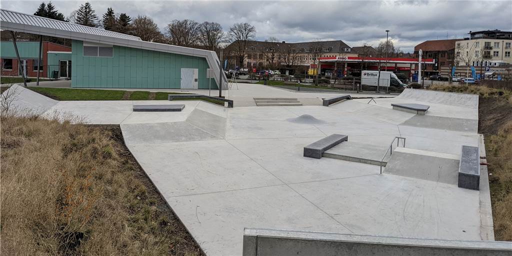 Neue Skater-Anlage in Dorsten: Noch eingezäunt, doch nicht mehr lange Die neue Skater-Anlage am Treffpunkt Altstadt wird demnächst offiziell eröffnet.