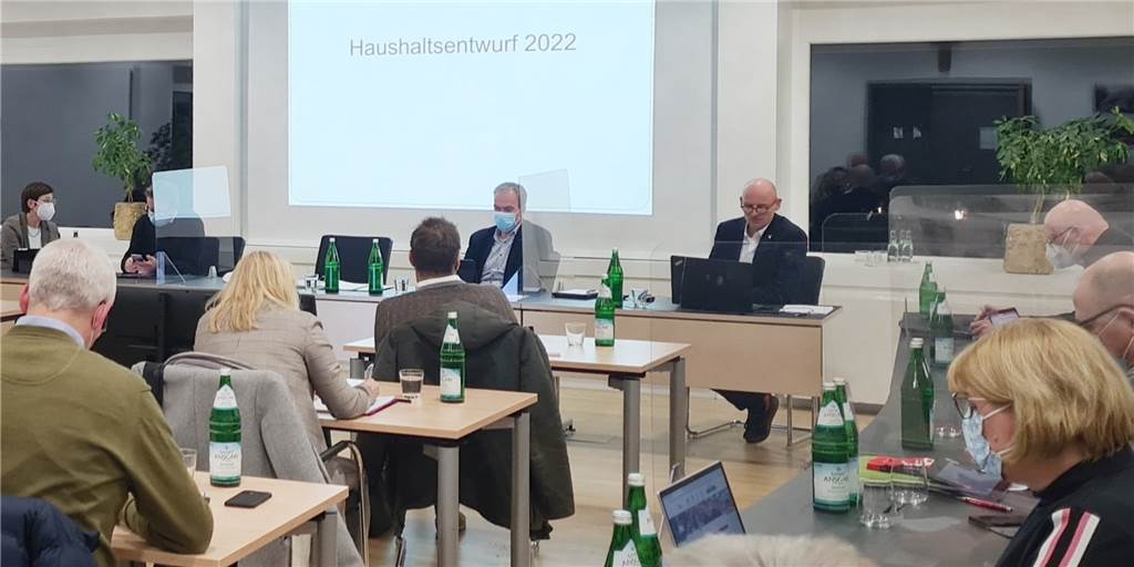 Rat drängt darauf, die Steuern für die Heeker Bürger nicht zu erhöhen Heeks Bürgermeister Franz-Josef Weilinghoff (r.) stellte in der jüngsten Ratssitzung den Haushaltsentwurf 2022 vor und blickte auch zurück auf die Zahlen aus 2021.