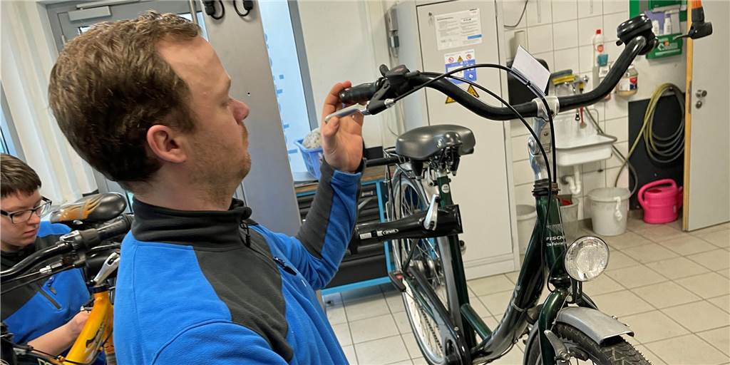 Trotz Wetter-Kapriolen: Jetzt das Fahrrad frühlingsfit machen Lars Rehbein wirft in der Radstation am Bahnhof in Werne einen prüfenden Blick auf die Bremsanlage des Rades.