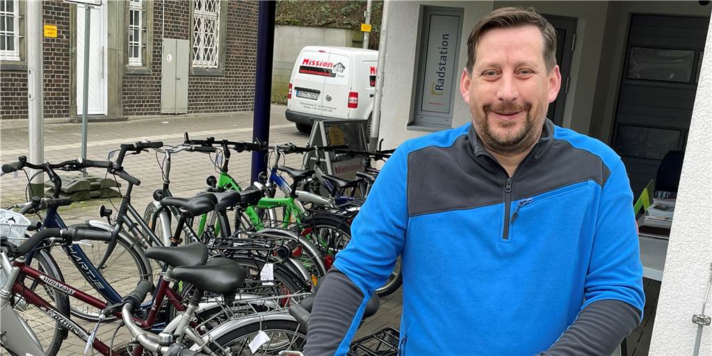 Radstation Werne macht aus Spendenfahrrädern ein gutes Geschäft Stefan Rose, Chef der Radstationen im Kreis Unna, zeigt einige der Gebraucht-Fahrräder an der Radstation Werne.