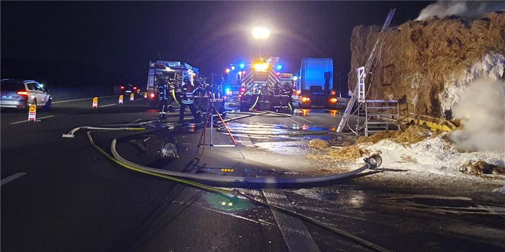 Brand auf der A2 - Lkw-Ladung Strohballen geht in Flammen auf