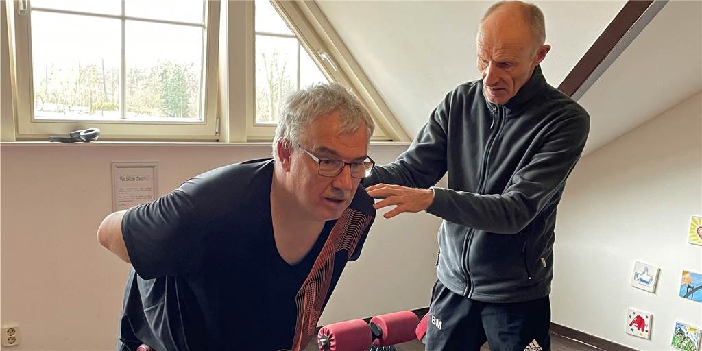 20 Kilo in 20 Wochen? Selbstversuch mit dem Gesundheitscoach Training für einen starken Rücken: Sportredakteur Stefan Hoof und Gesundheitscoach Bernd Meyer.