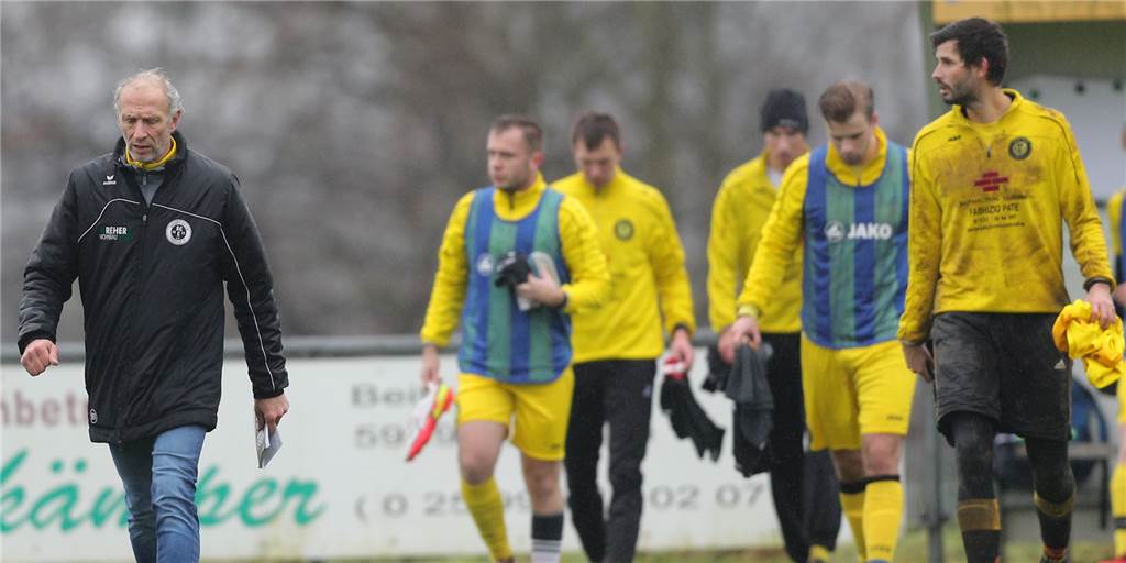 Skurrile Verletzung: Leistungsträger des SC Capelle fällt wochenlang aus SC-Capelle-Coach Reinhard Behlert (l.) muss auf einen wichtigen Führungsspieler verzichten, weil der sich auf kuriose Weise eine Verletzung zuzog.