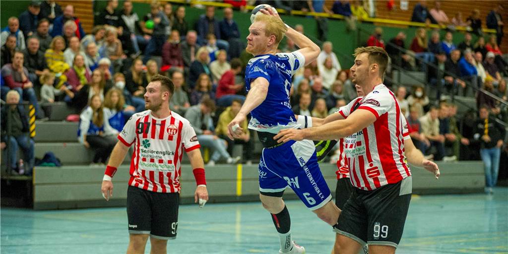 Wieder Corona: HC TuRa Bergkamen gegen HSC Haltern-Sythen fällt erneut aus Im Hinspiel konnten sich Lukas Schulte-Lünzum (M.) und der HSC Haltern-Sythen gegen den HC TuRa Bergkamen mit 34:29 durchsetzen.