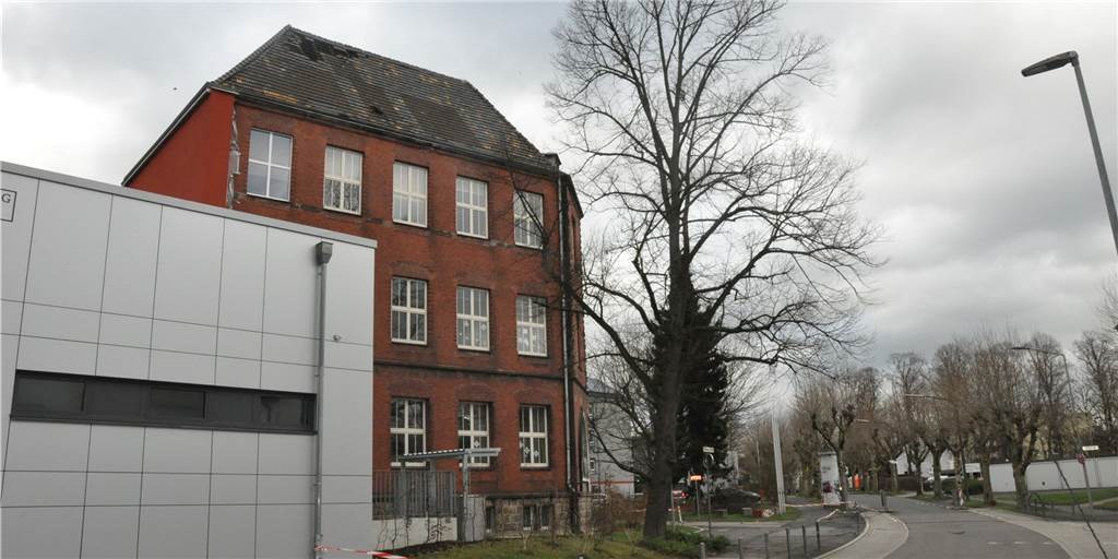 Am Altbau des Friedrich-Bährens-Gymnasiums an der Ostberger Straße hatte ein Sturm im Januar 2018 das Dach beschädigt. Dieses Jahr bleiben am Donnerstag (17.2.) die Schulen wegen einer Sturmwarnung geschlossen.