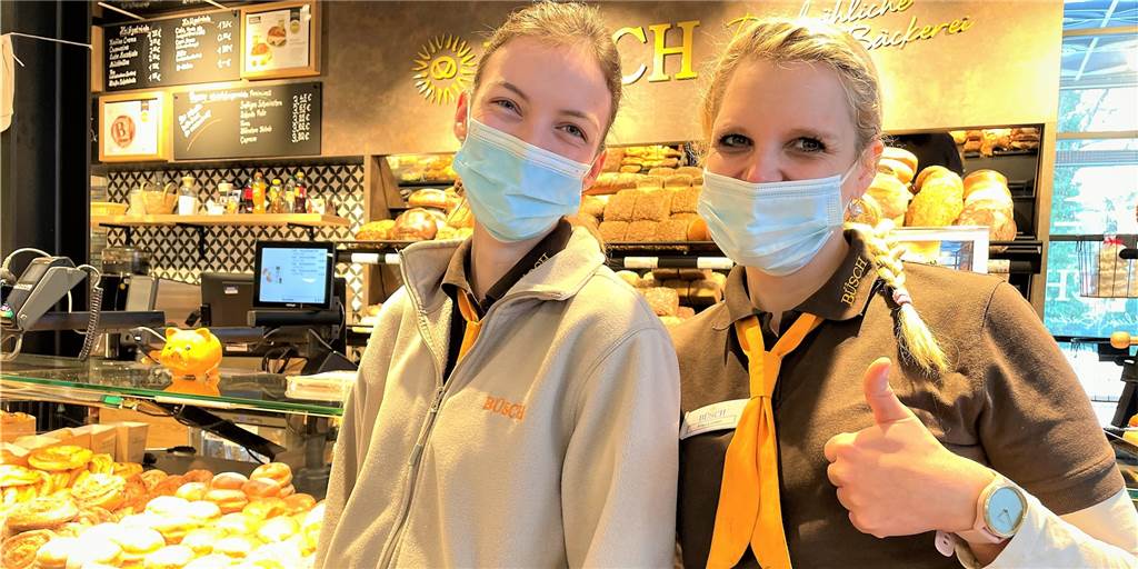 Firmen-Geburtstag: Dortmunder Bäckerei-Team könnte nach Mallorca fliegen Bäckerei-Filialleiterin Susanne Lücker (r.) und Mitarbeiterin Anna Reinermann haben großen Spaß an der Mallorca-Challenge.
