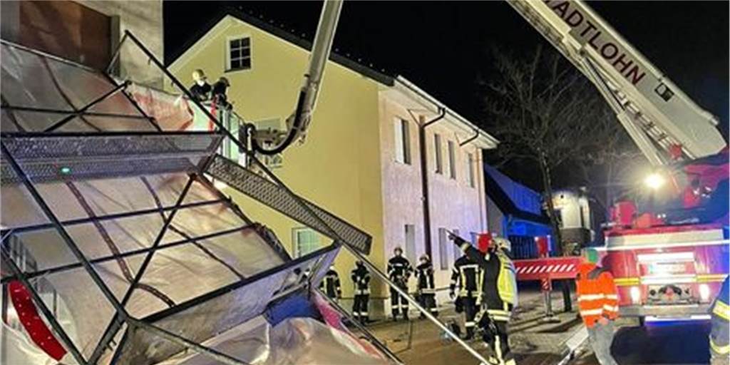 Mit Hilfe des Teleskopmastfahrzeuges räumte die Feuerwehr das eingestürzte Gerüst an der Eschstraße beiseite.