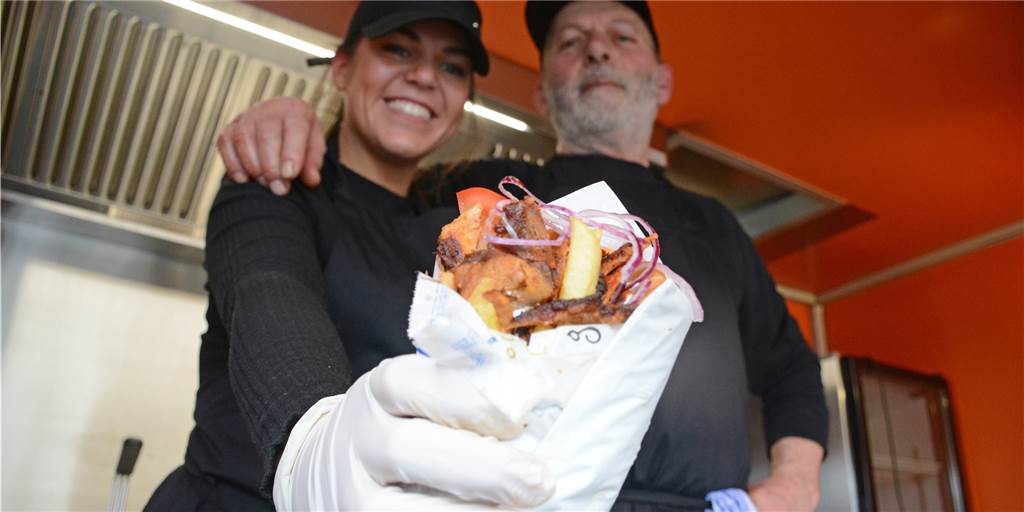 Mit Video: Food Truck: Die „Rollenden Griechen“ machen jetzt auch in Vreden Halt Andriana Benkhoff und ihr Vater Ioannis Papadopoulos mit einer echten griechischen Gyros-Pita.