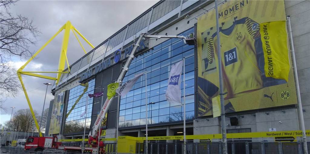Vor Glasgow-Spiel: Feuerwehr muss Gefahrenquelle am BVB-Stadion sichern Mit einem „Teleskopmast“ musste die Dortmunder Feuerwehr am BVB-Stadion eine Gefahrenquelle beseitigen.