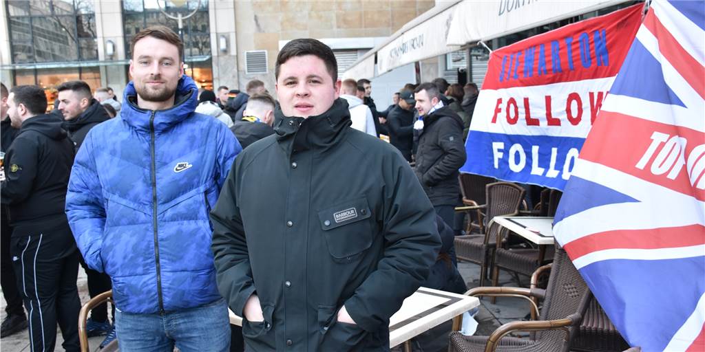 Hunderte Glasgow-Fans in Dortmund: Die Maskenpflicht ist schon vergessen Craig (l.) und Ross haben sich auf dem Alten Markt mit zahlreichen anderen Rangers-Fans getroffen.